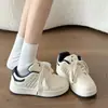Nuevas zapatillas de suela gruesa originales de nicho estilo chino para mujer, nuevo otoño 2026 mocasines casuales versátiles blancos para mujer