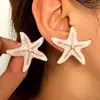 Conjunto de três peças de brinco, anel e broche de estrela-do-mar e concha com estilo oceânico e efeito de gota de óleo, acessórios multicoloridos com bordas douradas vintage estilo férias