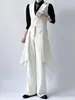 Chaleco blanco de traje estilo británico, elegante y fresco para hombres y mujeres, con un sentido de sobriedad y diseño de alta gama, con una solapa definida y un corte entallado.