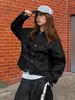 Coleção de outono feminina transfronteiriça: design de nicho, jaqueta jeans curta e folgada com gola de lapela, botões de metal e rebites, em um estilo street retrô