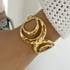 Pulseira Cruzada Europeia e Americana com Folhas e Flores Irregulares Série Oceano em Aço Inoxidável para Mulheres com Padrão Suave de Martelamento Metálico Personalizado