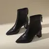 Elegantes botines de piel con punta fina, tacón cuadrado y cremallera trasera de moda, perfectos para el otoño de 2026, una bota retro versátil