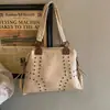 Bolsa Grande com Tachas Vintage para Mulheres 2026 Primavera Nova Bolsa Tote de Nicho Fashionável Grande Capacidade Diária de Ombro Sob o Braço