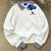 Moletom Gola Polo Color Block com Estampa de Letras Retro Americano Unissex Moda Tendência Outono/Inverno 2025 Top