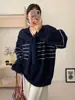 Suéter de Tricô Listrado com Gola Redonda e Detalhe em Cor Contrastante, Estilo College Novo Outono/Inverno 2026 para Mulheres, Pulôver Simples Casual Tendência
