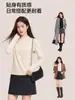 Prenda base de acetato, lana y seda hecha a medida para mujer, con producción en lotes pequeños de marca privada, como se muestra en la imagen
