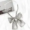 Colección de Pajaritas RayadasPajarita JK Sin Corbata Plana con Plumas Estilo Japonés Camisa de Uniforme Escolar Estilo Estudiante