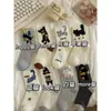Nuevos calcetines de estilo coreano con estampado de gatos, que presentan lindos diseños japoneses, adecuados para actividades al aire libre en otoño e invierno, y disponibles en un diseño de gato de dibujos animados para mujer