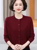 Cárdigan de punto de otoño para madre, nuevo modelo 2026 para mujeres de mediana edad y mayores, moda versátil de primavera y otoño, suéter fino, abrigo fino