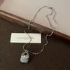 Collar de Zirconia de Lujo de Nicho con Diseño de Cesta Tejida Tridimensional, Incrustaciones de Perlas y Exquisitos Acentos de Diamante, Elegante Cadena Corta para Clavícula