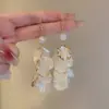 Brincos de Pérola com Franja de Pétalas 2025 Novo Estilo Quente Versátil Acessível Brincos de Luxo Ganchos de Orelha Brincos Estilo Francês para Mulheres