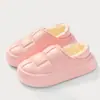 Outono e Inverno Impermeável Flor Passo no Merda Sensação Feminino 2026 Sola Grossa Casa Interior Casal Coberto com Veludo Salto Coberto Chinelos de Algodão Estilo Masculino