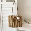 Bolsa Tote de Pelúcia Grande Capacidade Feminina 2026 Nova Elegante Versátil Para Aula Bolsa de Ombro Casual Bolsa de Pelo para o Trabalho