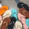 Chanclas brillantes de verano sencillas para mujer, adecuadas para usar al aire libre, antideslizantes, populares para bañarse, a la moda, impermeables, nuevo estilo de viaje de verano