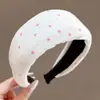 2026 Nuevo Estilo Diadema de Mujer Plisada de Ala Ancha Sensación de Alta Gama Cubre la Parte Superior del Cráneo Hace que la Cara se Vea Más Pequeña Cubre la Raya del Cabello Pinza para el Cabello Accesorio para el Cabello