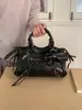 Bolsa de Motocicleta Retrô Europeia e Americana com Rebites para Mulheres 2026 Moda Nova Tendência Moda de Nicho Bolsa de Mão com Franjas Bolsa Transversal de Ombro