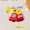 Broche de Muñeco Figura de Peluche de Dibujos Animados Excavadora Grúa Coche para Bolso Sombrero Ropa Infantil Accesorios