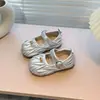 Sapatos de Couro Estilo Coreano para Menina Primavera e Outono Novos Sapatos Infantis Sapatos de Boca Rasa Sapatos de Leite para Menina Solado Macio Sapatos para Bebês e Crianças