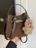 Bolsa Carteiro Saco de Balde Feminina Outono e Inverno 2025 Nova Versátil Fashionável e Exquisiteira Design de Nicho para o Trabalho Bolsa de Ombro