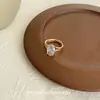 Impresionante anillo de diamantes vintage, diseño de nicho retro exquisito de lujo ligero con un toque de alta gama y artesanía intrincada