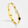 Pulsera de acero de titanio con concha blanca y negra para mujer, no se desvanece, oro de 18k, personalidad, diseño nicho, pulsera de moda, Europa y Estados Unidos