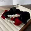 Nuevos scrunchies de terciopelo con cuentas para otoño e invierno, pasadores de perlas de alta gama para moños bajos, elegantes accesorios para el cabello para mujer