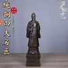 Estatuas de cobre puro de cuatro médicos de renombre: Hua Tuo, Sun Simiao, Li Shizhen y Bian Que, cada uno representado con una expresión digna y solemne