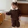Traje para Niñas Temporada Otoño Invierno 2026 Nuevo Ropa Gruesa con Felpa para Niños Ropa de Invierno para Bebés Conjunto Cálido Floral de Dos Piezas