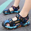 Sandalias para Niños de Punta Cerrada Verano 2026 Estilo Nuevo Zapatos Camuflaje para Niños Medianos y Grandes Suela Suave Antideslizante Deportivas Zapatos de Playa para Niños Modernas