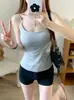 Regata lisa para mulheres, estilo verão com sutiã embutido, top sexy sem mangas, design anti-exposição, caimento justo, comprimento curto e costas bonitas