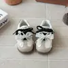 Tênis pequenos femininos com laço de pérola, sapatos de treino alemães, nova moda primavera e outono 2026, tênis esportivos versáteis antiderrapantes