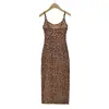 Vestido de tirantes sexy salvaje con estampado de leopardo de terciopelo estilo europeo y americano, con abertura alta, para verano, entallado, ceñido a la cintura, de longitud media