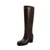 Botas de cano alto da moda estilo britânico de 7 cm, novo modelo outono e inverno 2026, bico redondo, salto grosso, botas de montaria slip-on para mulheres
