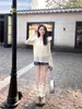 Blusa Feminina de Cor Damasco, Estilo Desejo Puro, Gola V Pequena, Proteção Solar, Tecido Leve, Estilo Fino para o Verão 2026, com Bordas Franzidas, Camiseta de Manga Longa para Camadas