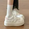 Tênis brancos de sola grossa estilo coreano para mulheres, sapatos de malha respirável para o verão para mulheres, sapatos versáteis para combinar com saias, mocassins casuais
