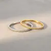 Anillo Delgado Minimalista Apilable con Incrustaciones de Diamantes, Acero de Titanio, No se Desvanece, Color Oro 18K, Lujo Ligero