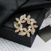 Broche de Moda Retro Flor Perla Diamante Joker de Alta Gama Color Natural Aleación Corsage Alfiler para Ropa Hebilla