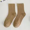 Otoño e invierno Nuevos calcetines de algodón planos de doble puntada color caqui para hombre y mujer color liso combinan con todo simples gruesos al por mayor