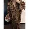 Pijama Elegante e da Moda com Estampa de Leopardo em Seda Gelada para Mulheres, Novo Estilo Primavera e Outono 2026, Conjunto de Manga Longa e Calça Comprida para Dormir, Tamanhos Grandes