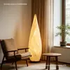 Sofá de sala de estar de mediados de siglo moderno con lámpara de pie de diseño creativo, estudio estilo Zen, dormitorio, sala de té y lámpara decorativa de mesa