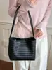 Yue Zi 2026 Verano Nuevo Bolso de Cuero Suave Tejido Cruzado Bolso Yuanbao de Moda Versátil Bolso de Hombro