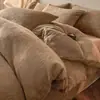 Conjunto de cama de quatro peças em veludo de leite espesso e bordado para outono e inverno, incluindo lençóis quentes, capa de edredom e lençol de elástico, projetado para o quarto principal com uma estética simples e elegante.