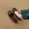 Zapatos cuadrados de piel suave vintage para mujer, nuevo estilo otoño 2026, de corte bajo, con camelia, versátiles, estilo francés, con suela blanda, slip-on para mujer