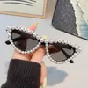 Nuevo modelo transfronterizo de gafas de sol de alta gama con letras adornadas con perlas, protección UV, gafas de sol retro triangulares tipo ojo de gato para mujer