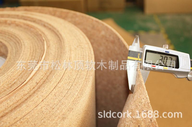 成卷大碎花软木卷材测量厚度