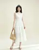 Vestido Branco Sem Manga Original Nanyou com Acabamento em Madeira Francês para Mulheres Verão 2026 Cintura Marcada Franzida Vestido de Fada para Férias na Praia