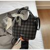 Bolsa Saco Casual Xadrez de Design Nicho para Mulheres 2026 Nova Tendência Versátil Bolsa Transversal Bolsa de Ombro Acolchoada para Sobraco