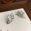 Brincos Europeus e Americanos Trançados de Metal Vazados com Design Único, Brincos Versáteis com Sensação de Luxo Leve e Alto Padrão