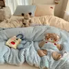 Juego de ropa de cama de cuatro piezas estilo coreano ins de lunares de terciopelo de leche, nueva funda de edredón engrosada de invierno 2026, estilo sábana de cama de vellón de coral