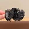 Exquisita pinza de tiburón que hace que el cabello luzca más voluminoso, pinza de pelo a cuadros versátil de lujo ligero para mujer, elegante pinza de garra triangular estilo coreano, pinza de pelo retro
